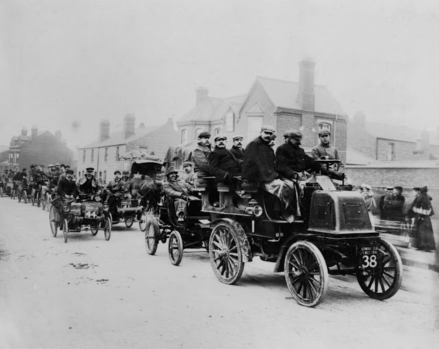 У 1900 році автомобілі справляли враження не набагато більше вражаючих, ніж кінні екіпажі, які вони повинні були замінити.